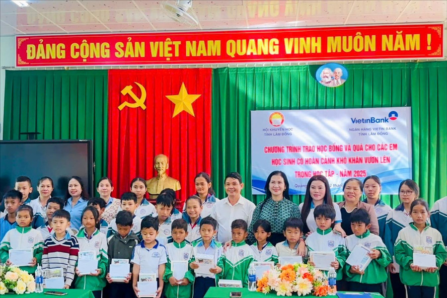 Hội Khuyến học tỉnh Lâm Đồng trao 80 suất quà và học bổng