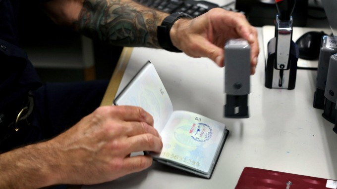 Hộ chiếu 'yếu': Cái giá ẩn sau mỗi chuyến xuất ngoại
