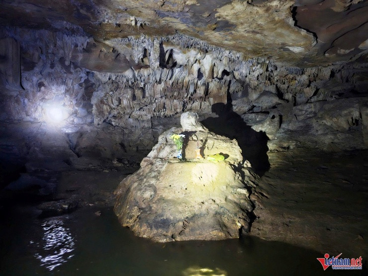 Hang Bụt Ninh Bình: Chèo thuyền vào lòng núi ngắm tượng Phật đá