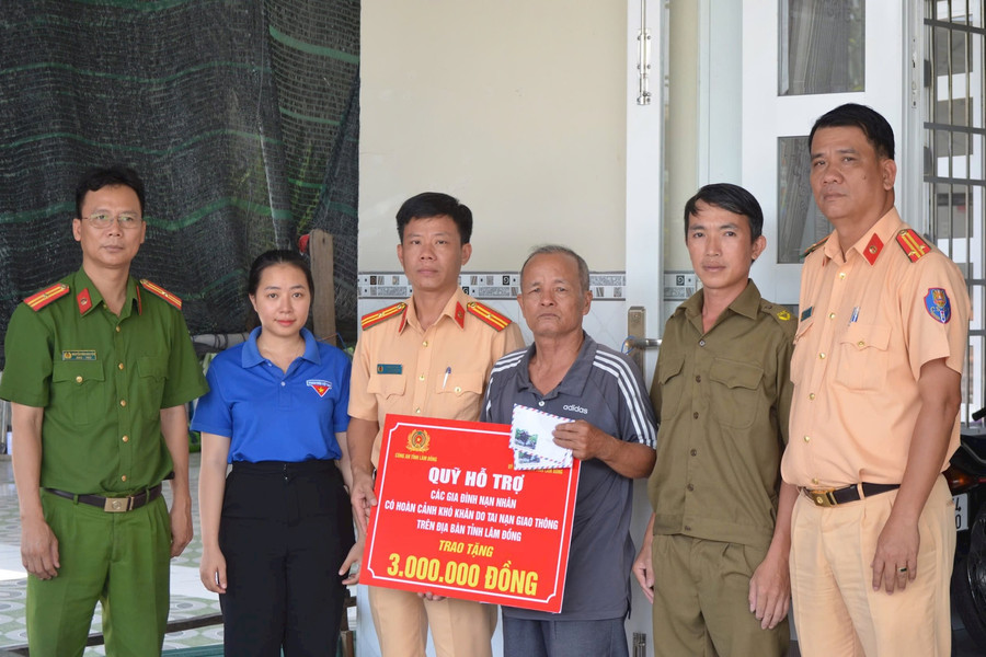 CSGT Lâm Đồng thăm hỏi, động viên gia đình nạn nhân tai nạn giao thông