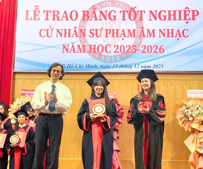Lương Bích Hữu nhận bằng cử nhân ở tuổi 41 sau 5 năm học