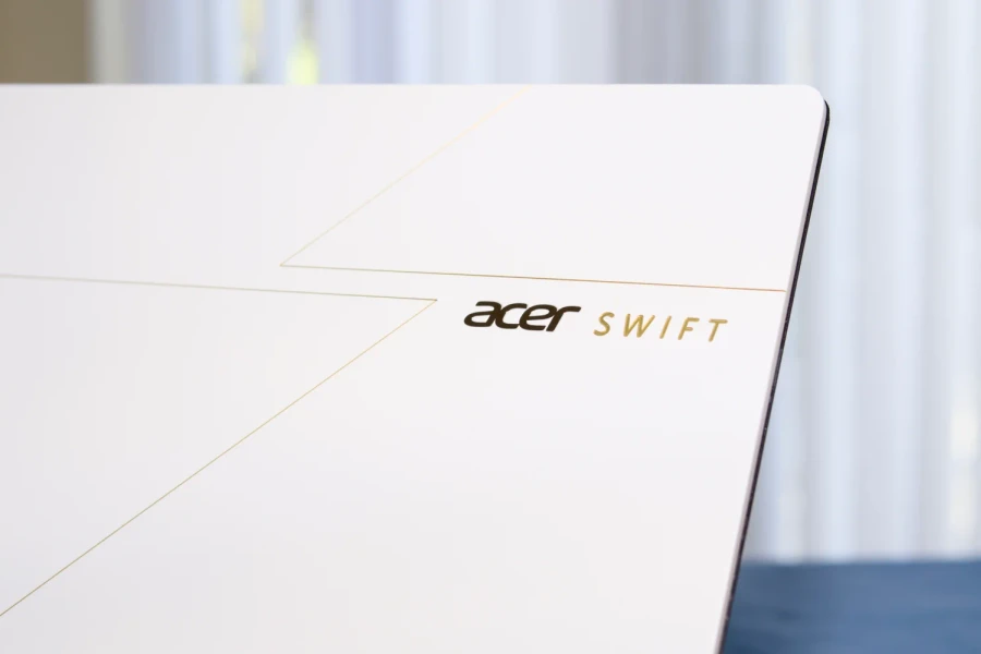 Acer Swift Edge 14 AI: Laptop siêu nhẹ 805g, màn hình OLED xuất sắc