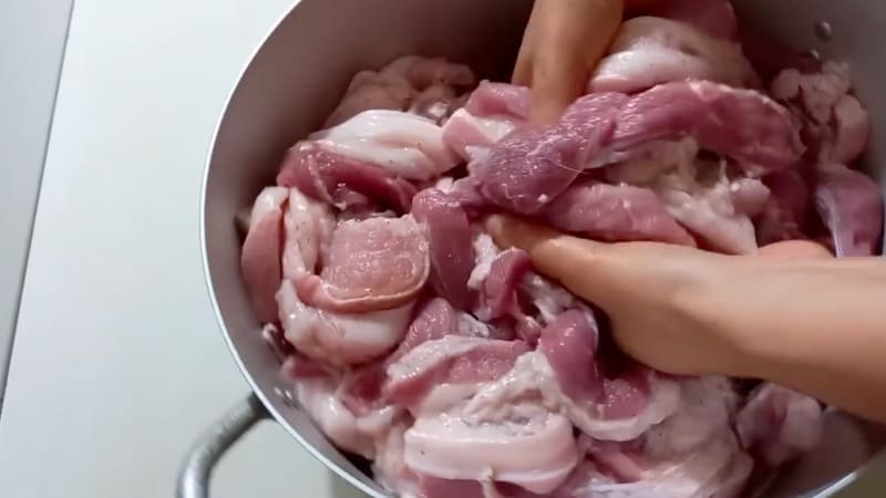 Cách ướp thịt gói bánh chưng đậm vị, thơm ngon chuẩn Tết