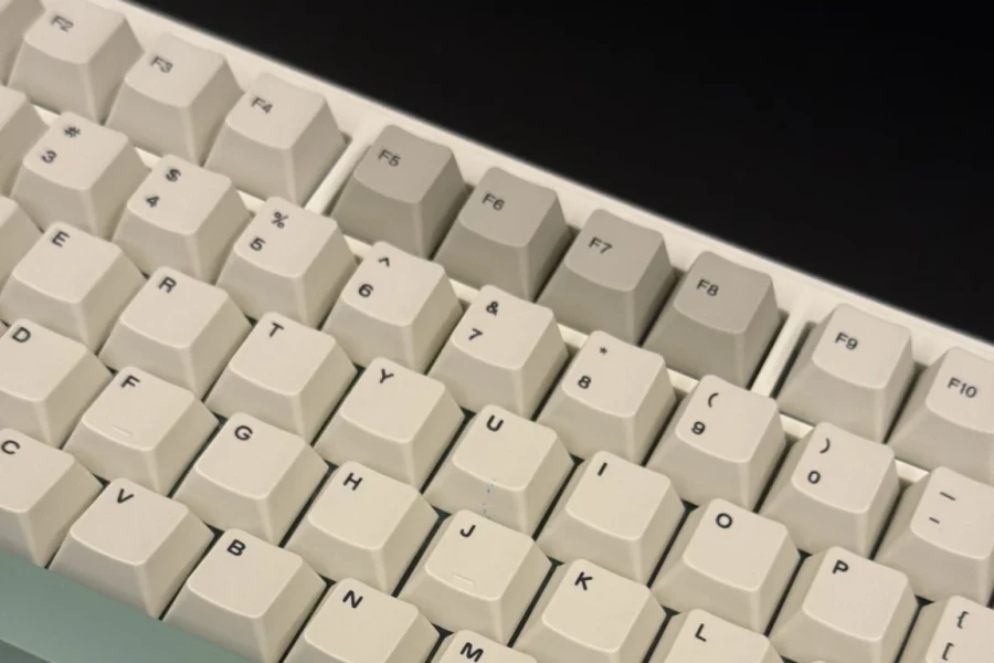 Đánh giá Epomaker RT82: Bàn phím cơ retro với màn hình độc đáo
