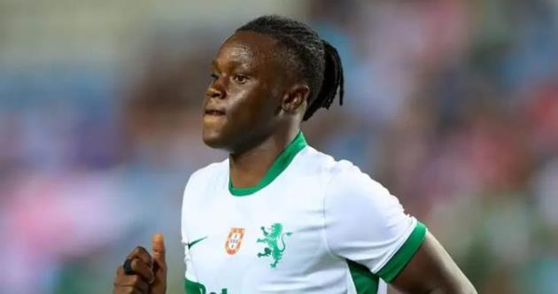 Tương lai Gittens tại Chelsea bị đe dọa bởi sao trẻ 44 triệu bảng