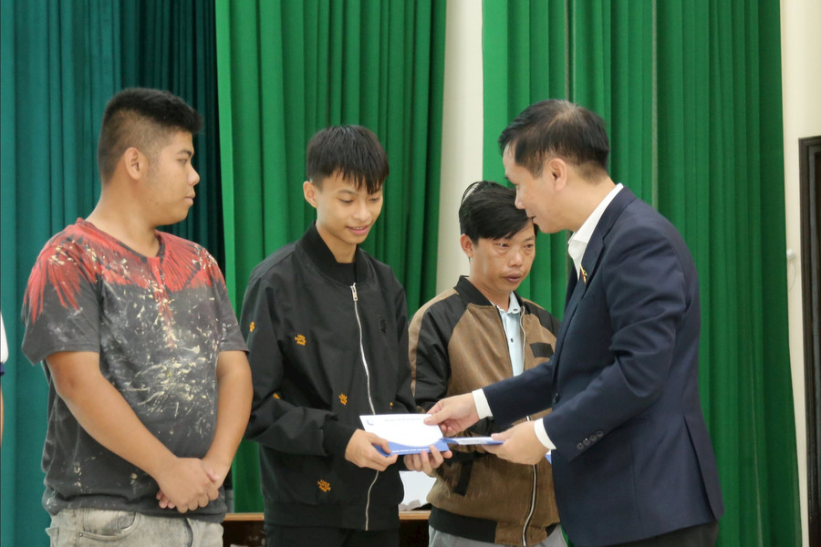 ĐBQH Lâm Đồng thăm, tặng quà trẻ em khó khăn ở Đinh Văn Lâm Hà