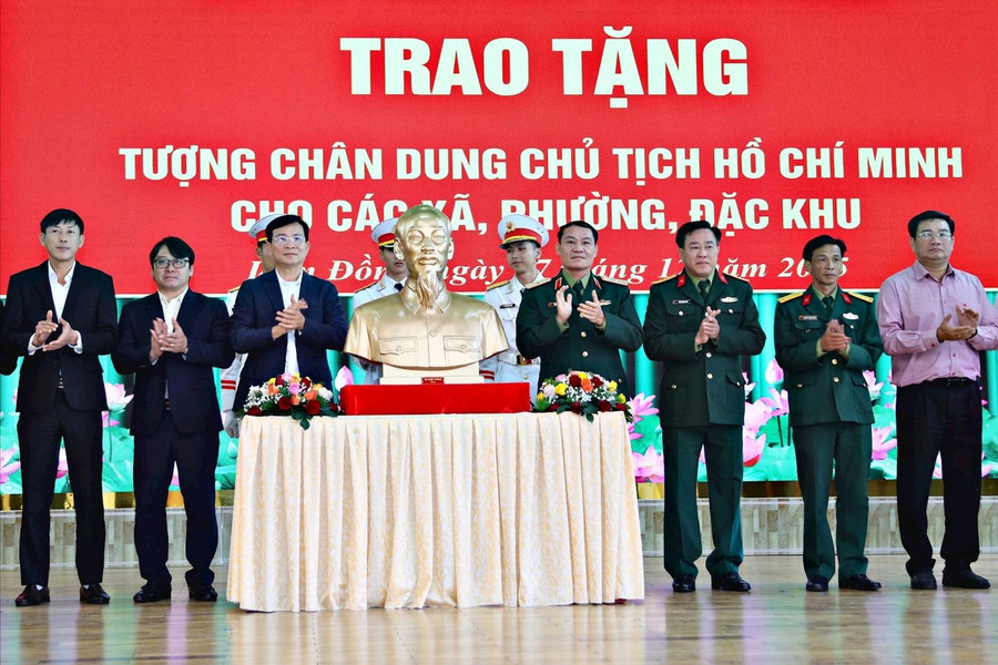 Trao tặng tượng chân dung Chủ tịch Hồ Chí Minh cho 124 xã, phường, đặc khu ở Lâm Đồng