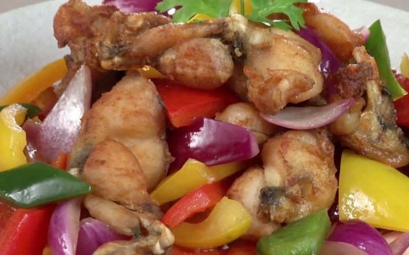 Cách làm ếch xào chua ngọt giòn ngon đậm vị tại nhà