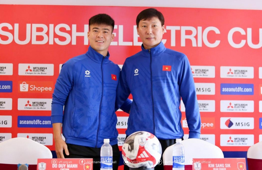 Lá phiếu FIFA The Best của Việt Nam: HLV Kim Sang Sik và Duy Mạnh trái ngược