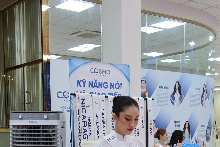 Phương Linh xử lý chuyên nghiệp sự cố tại Bán kết Miss Cosmo 2025