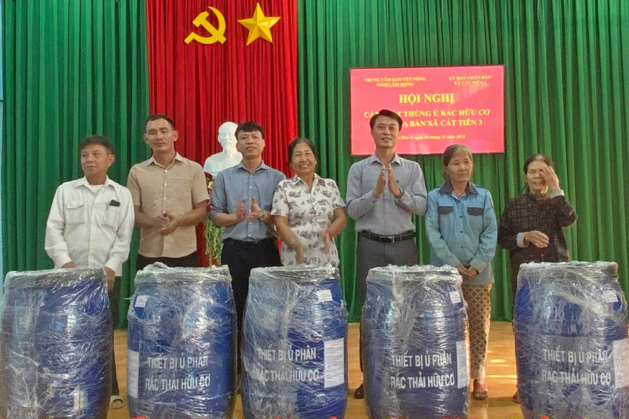 Hỗ trợ 200 thùng ủ rác thải sinh hoạt hữu cơ cho người dân xã Cát Tiên 3