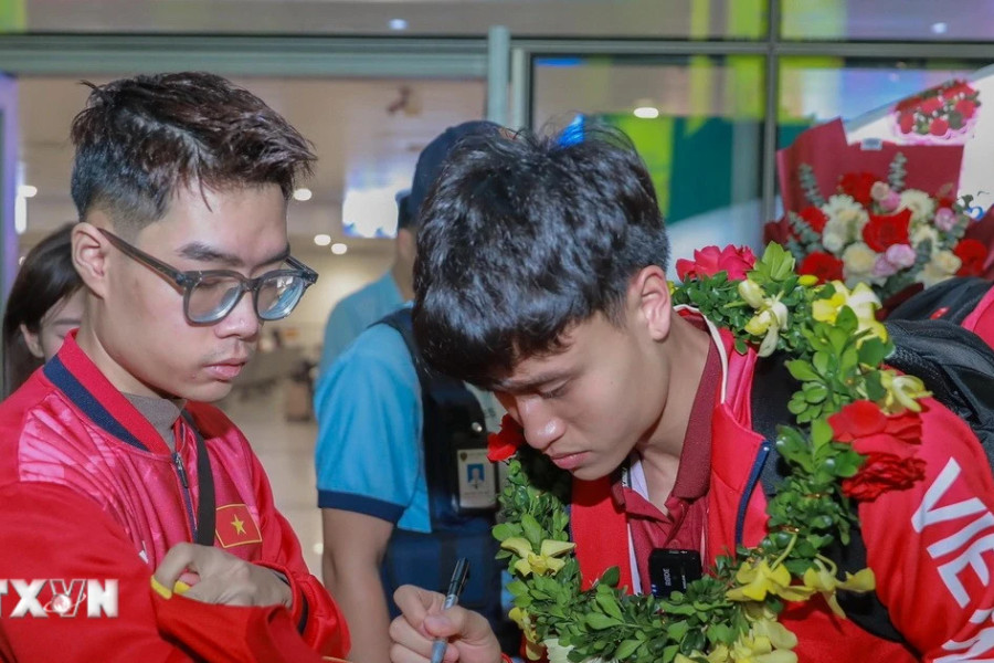 Đội tuyển U22 Việt Nam về nước, khép lại hành trình đầy tự hào tại SEA Games 33