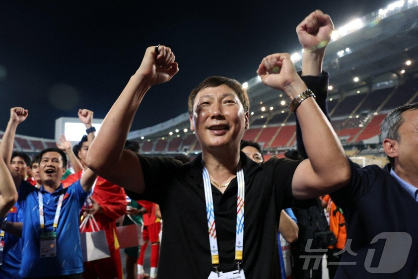Báo Hàn Quốc gọi HLV Kim Sang Sik là phép màu sau ngôi vương SEA Games 33