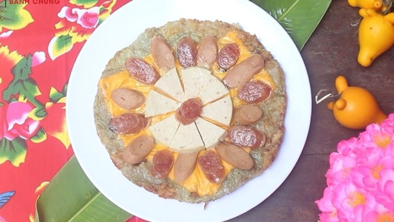 Mẹo làm pizza bánh chưng giòn rụm từ đồ thừa sau Tết