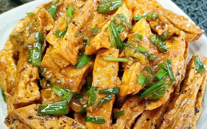 Cách làm giò lụa rim mắm mặn ngọt đưa cơm chỉ trong 20 phút