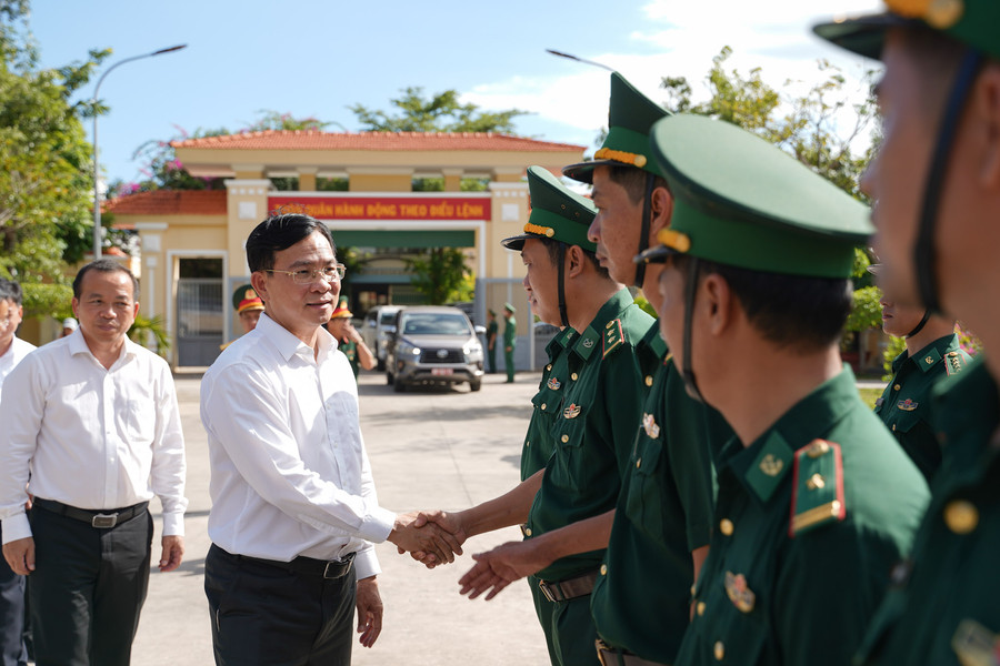 Chủ tịch UBND tỉnh Lâm Đồng Hồ Văn Mười thăm, chúc mừng Đồn Biên phòng Thanh Hải