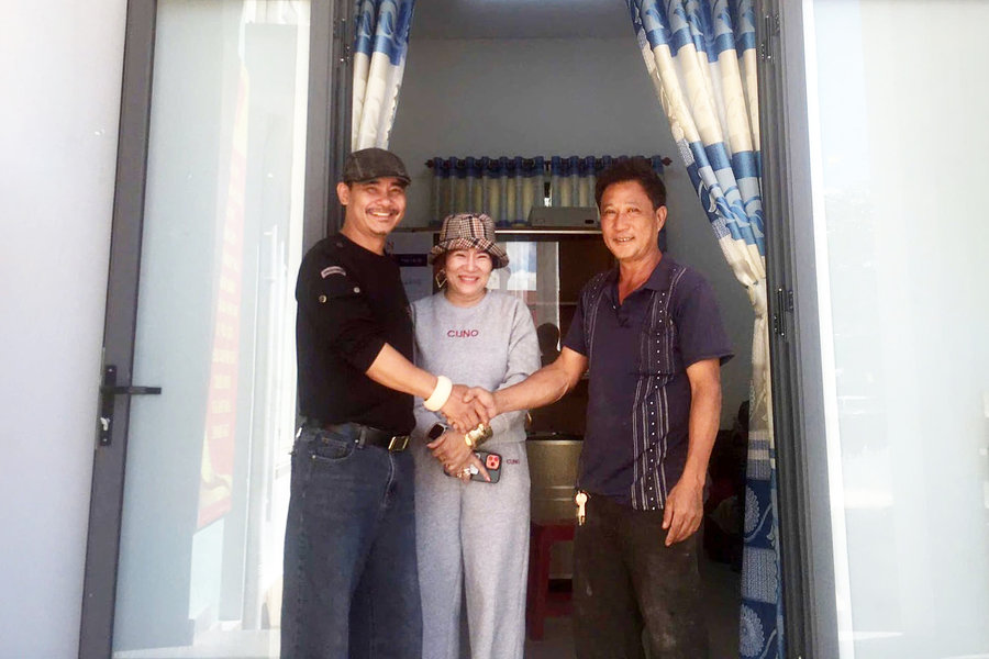 Công an xã ở Lâm Đồng hỗ trợ người dân nhận lại 200 triệu đồng chuyển khoản nhầm