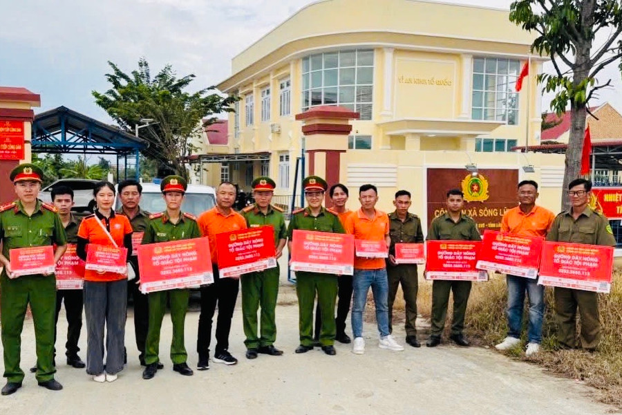 Công an Sông Lũy lắp đặt 400 bảng thông báo số điện thoại tố giác tội phạm
