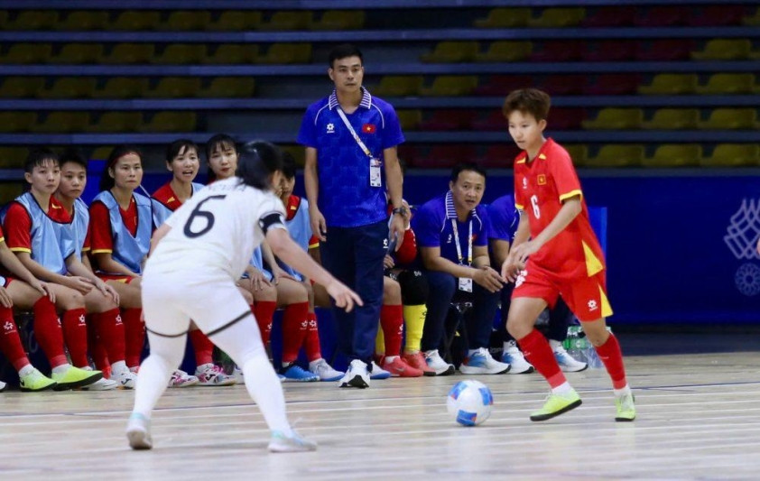 HLV Nguyễn Đình Hoàng lý giải tấm HCV lịch sử của futsal nữ Việt Nam