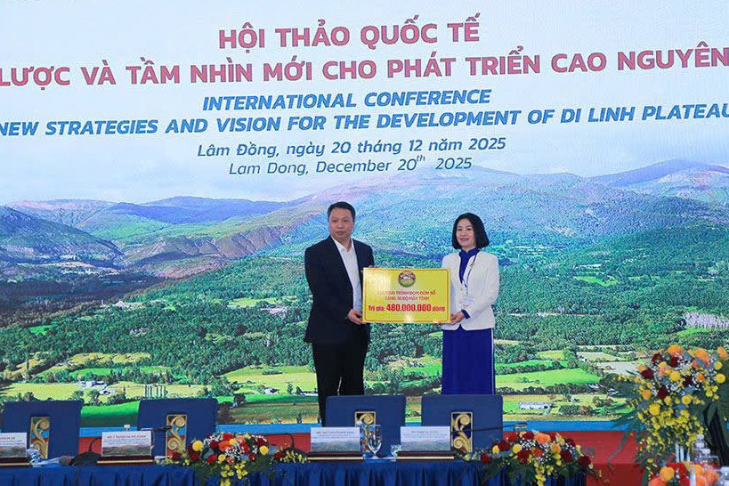 Chương trình "Đom Đóm Số" trao tặng máy tính cho các trường vùng khó khăn tại Lâm Đồng