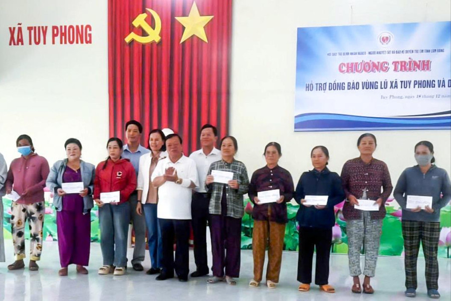 Tặng 190 suất quà cho người dân xã D’ran và Tuy Phong bị ảnh hưởng bởi thiên tai