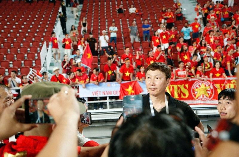 HLV Kim Sang Sik xúc động sau màn ngược dòng giành HCV SEA Games