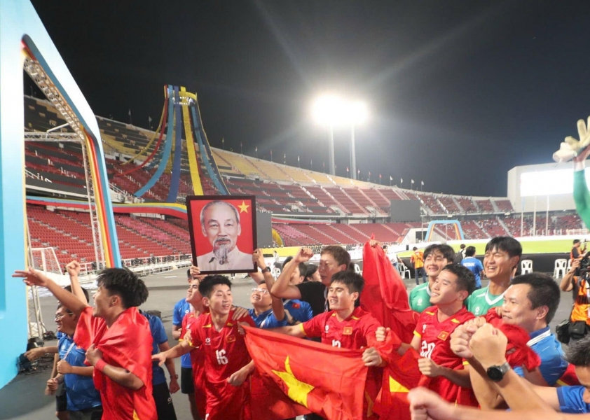 Thái Lan gây tranh cãi khi bỏ qua HCV của U22 Việt Nam tại bế mạc SEA Games 33