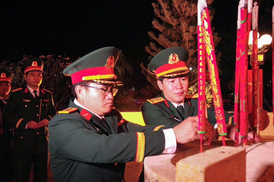 Tri ân các anh hùng liệt sĩ tại Nghĩa trang Liệt sĩ Bình Thuận