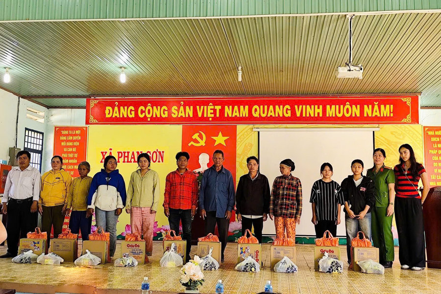 Tuyên truyền pháp luật và tặng quà cho đồng bào xã Phan Sơn