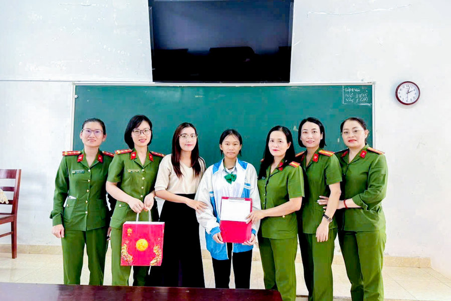 Như hoa hướng dương tỏa nắng giữa đời