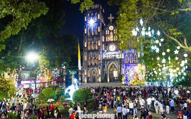Hà Nội: Rộn ràng không khí Giáng sinh sớm tại Nhà thờ Lớn