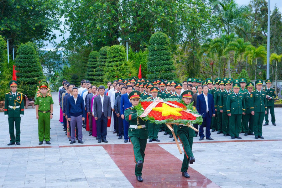 Chủ tịch HĐND tỉnh Lâm Đồng Lưu Văn Trung dự dâng hương, viếng Anh hùng liệt sĩ