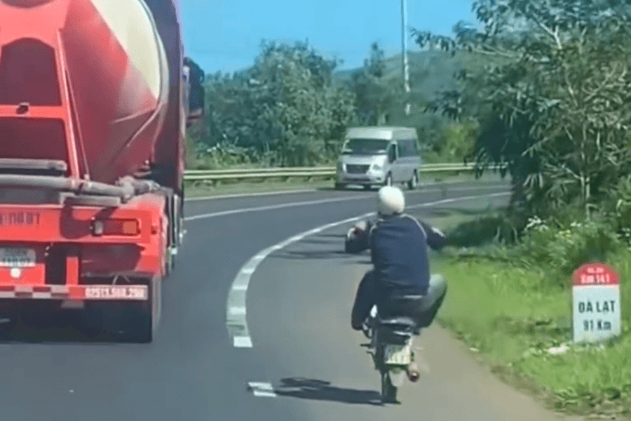 Lâm Đồng tịch thu xe máy “bốc đầu” so kè với xe bồn trên Quốc lộ 20