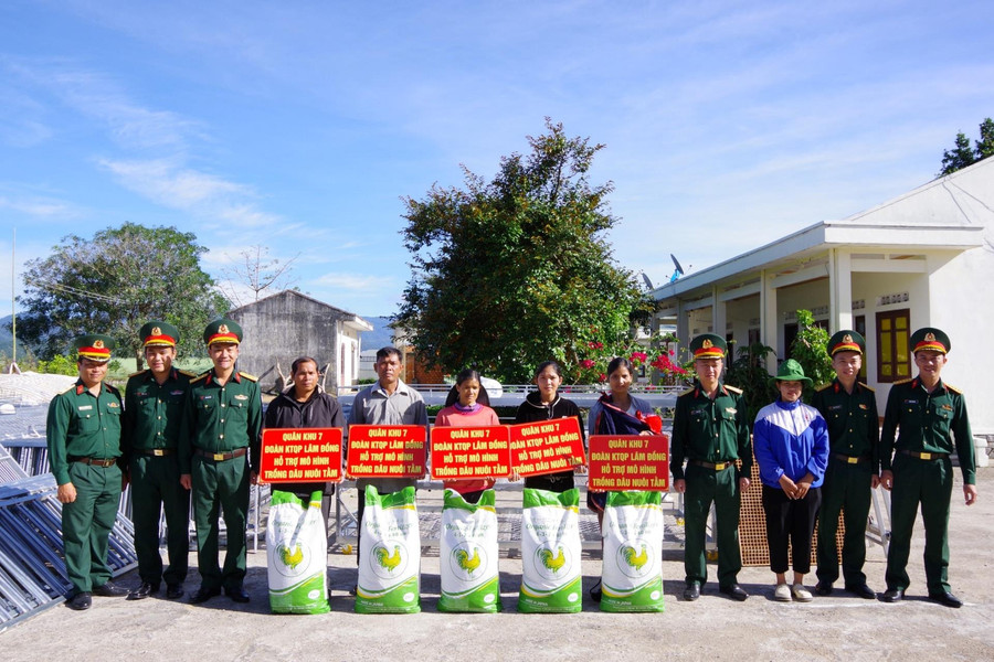 Đoàn Kinh tế quốc phòng Lâm Đồng hỗ trợ 112 hộ dân nuôi tằm