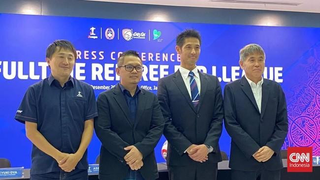 Trọng tài Nhật Bản biết võ thuật sang Indonesia cầm còi