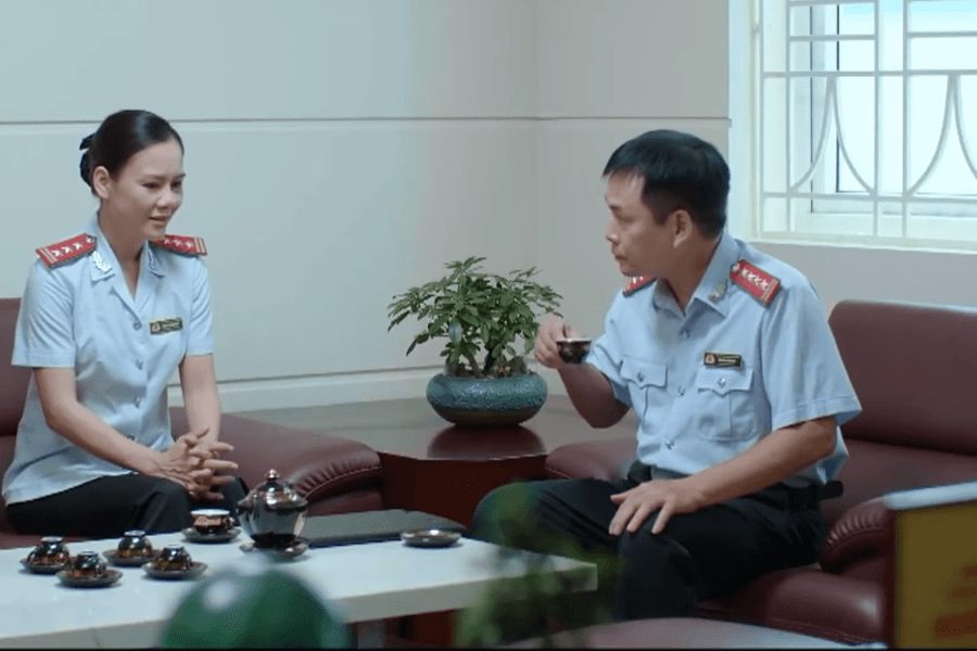 Lằn ranh tập 37: Nguyệt lúng túng khi bị Chánh thanh tra nghi ngờ