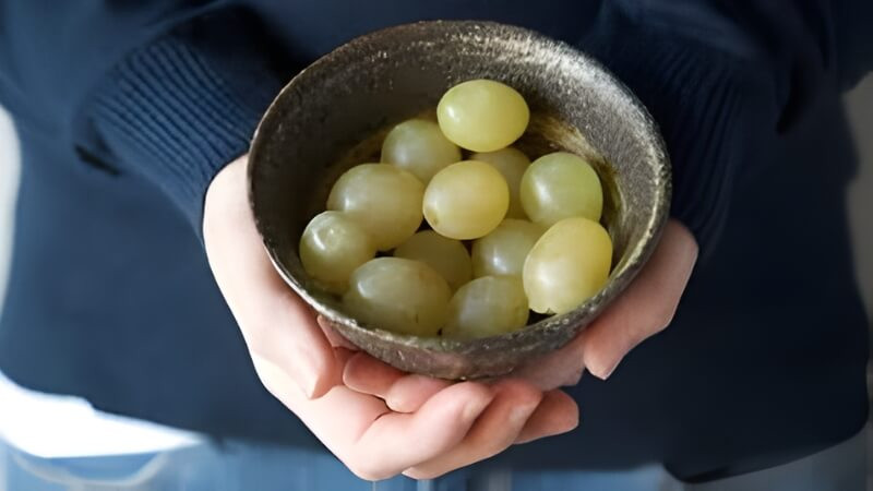 Ý nghĩa và cách thực hiện trào lưu ăn 12 quả nho đêm giao thừa