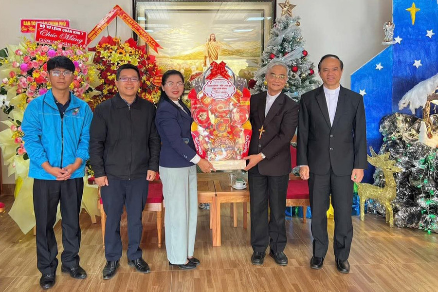 Tỉnh đoàn Lâm Đồng thăm, chúc mừng Lễ Giáng sinh tại Tòa Giám mục Đà Lạt