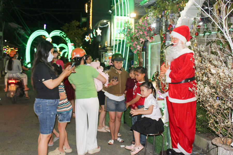 Noel chạm ngõ các xóm đạo