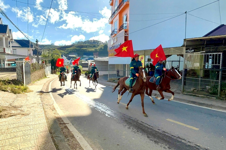 Hooves Echoing on the Lang Biang Plateau