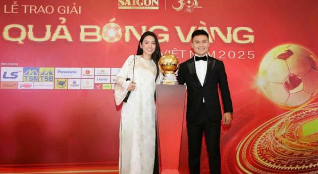 Quang Hải sánh đôi Chu Thanh Huyền tại Gala Quả bóng vàng 2025