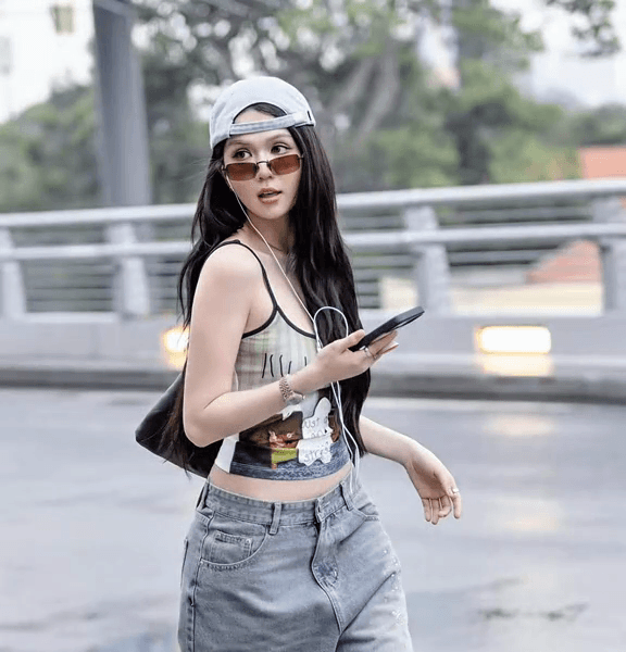 Ngọc Trinh gây chú ý khi tái hiện phong cách chụp ảnh trạm tỷ