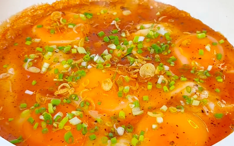 Cách làm trứng chiên sốt mắm đậm đà, hao cơm chỉ trong 15 phút
