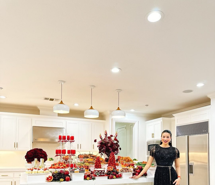 Phạm Hương gây chú ý với bàn tiệc sang trọng tại Mỹ