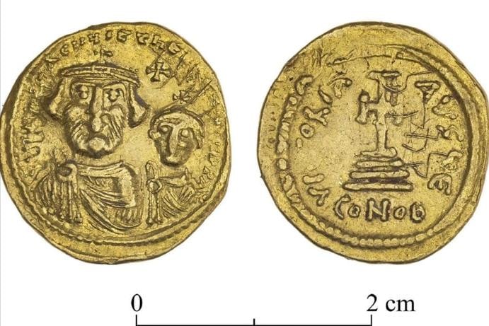 Phát hiện nhẫn vàng và tiền cổ hé mở lịch sử tu viện giữa sa ...