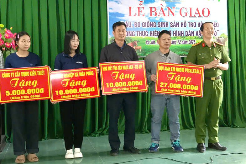 Công an Lâm Đồng hỗ trợ trâu, bò giống cho 3 hộ nghèo