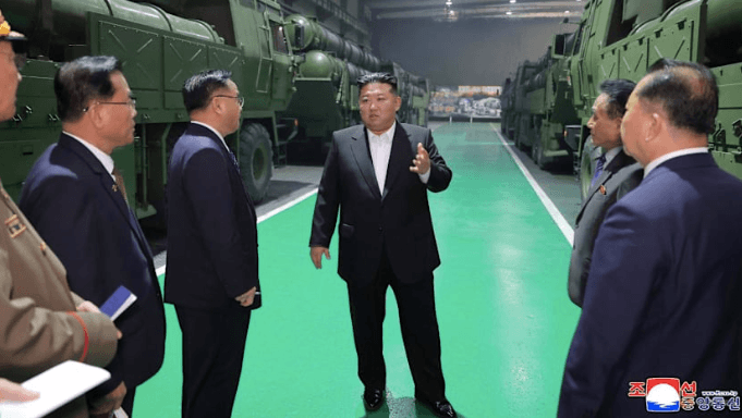 Chủ tịch Triều Tiên Kim Jong Un thị sát nhà máy sản xuất hệ thống tên lửa đa nòng mới