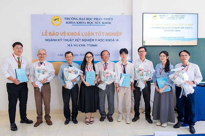 Sinh viên ngành Kỹ thuật Xét nghiệm y học tự tin bảo vệ khóa luận tốt nghiệp