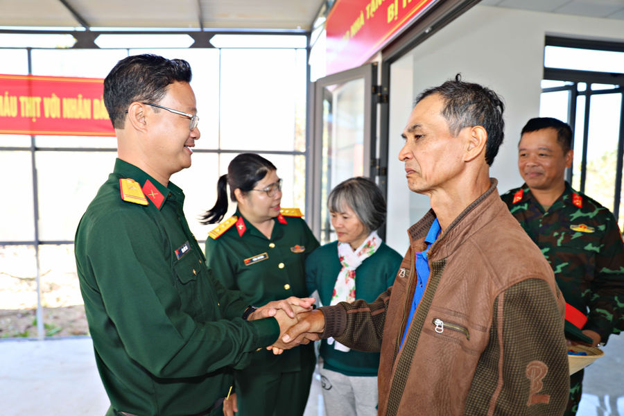 Quân khu 7 bàn giao 4 căn nhà giúp người dân D’ran ổn định sau mưa lũ