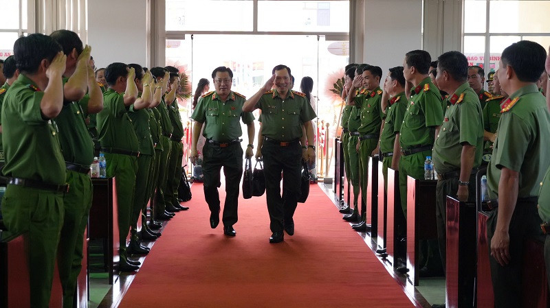 Công an tỉnh Đồng Tháp nhận Cờ thi đua của Chính phủ và triển khai nhiệm vụ năm 2026
